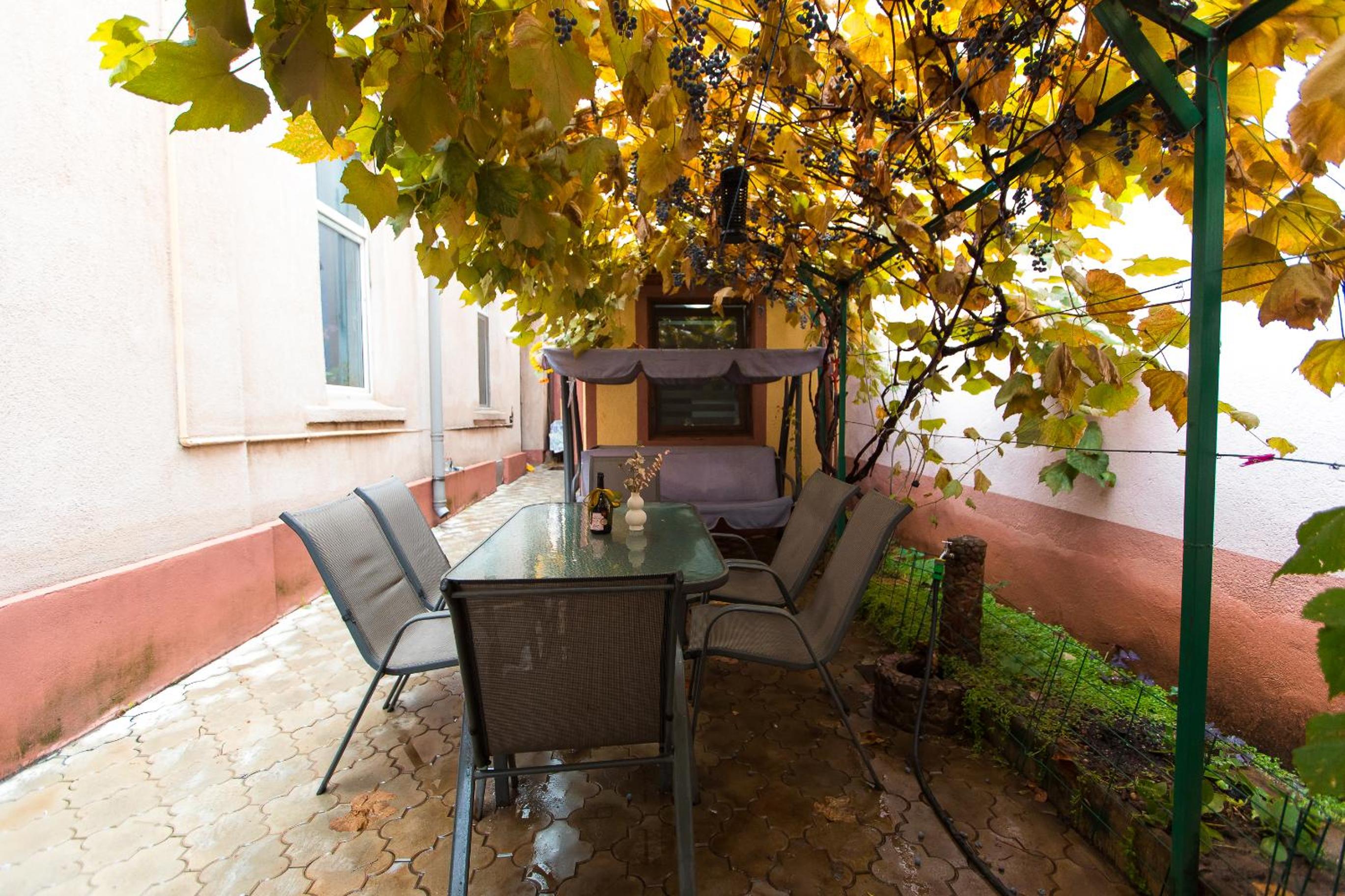 Central 2-Bedroom House with Shared Courtyard