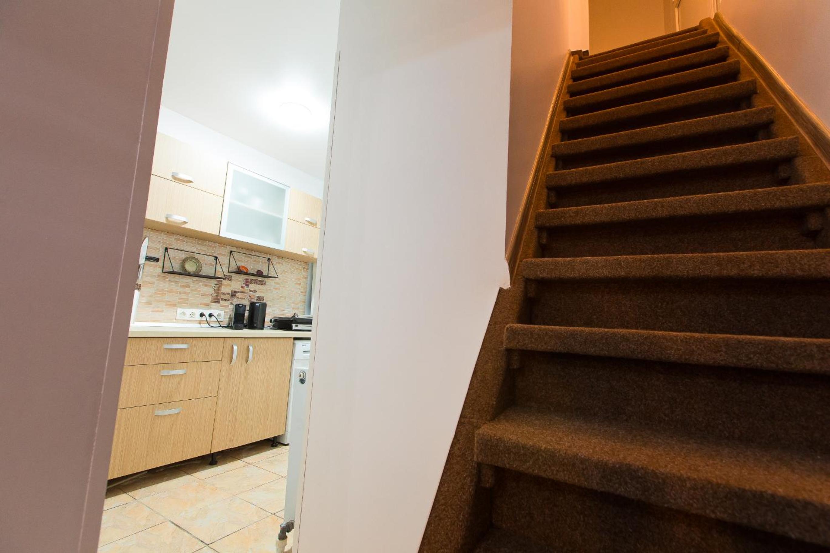 Central 2-Bedroom House with Shared Courtyard