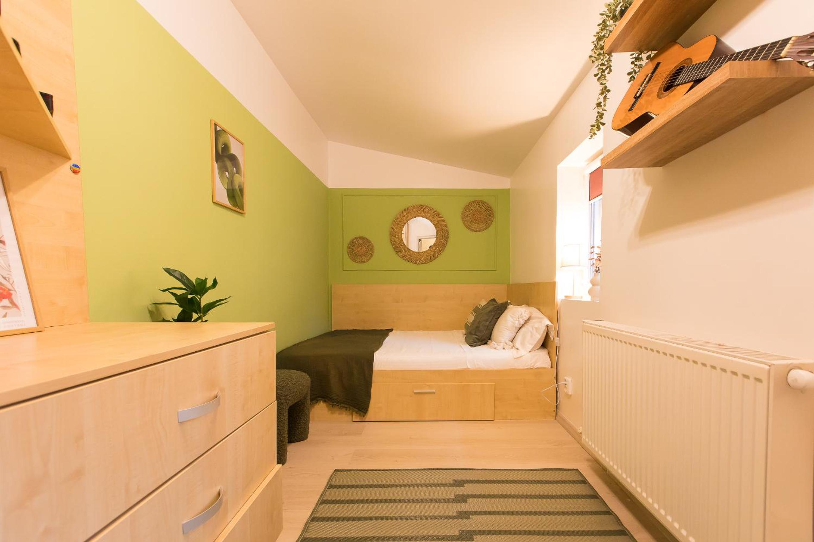 Central 2-Bedroom House with Shared Courtyard