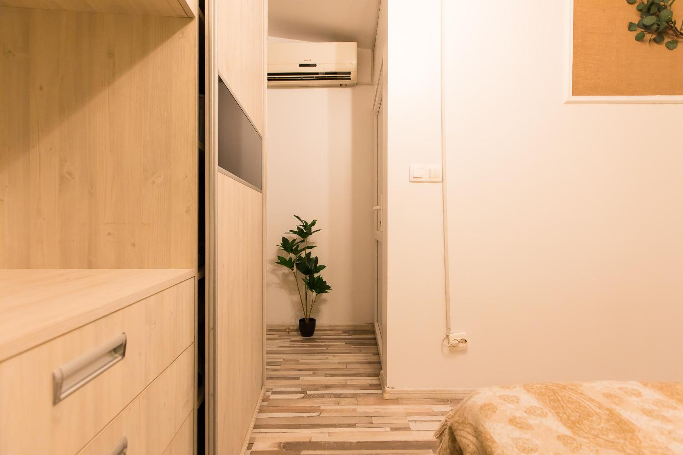 Central 2-Bedroom House with Shared Courtyard