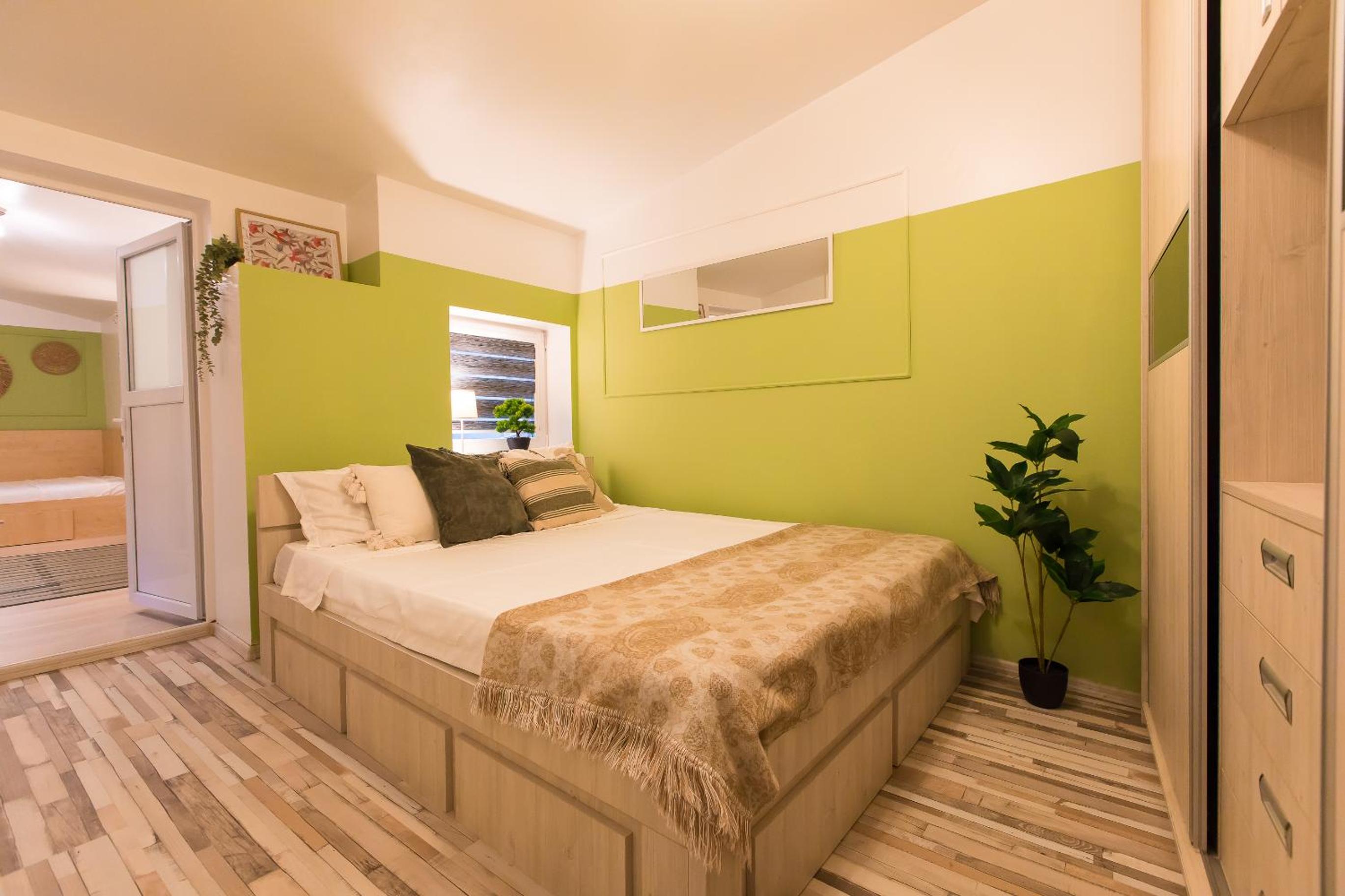 Central 2-Bedroom House with Shared Courtyard