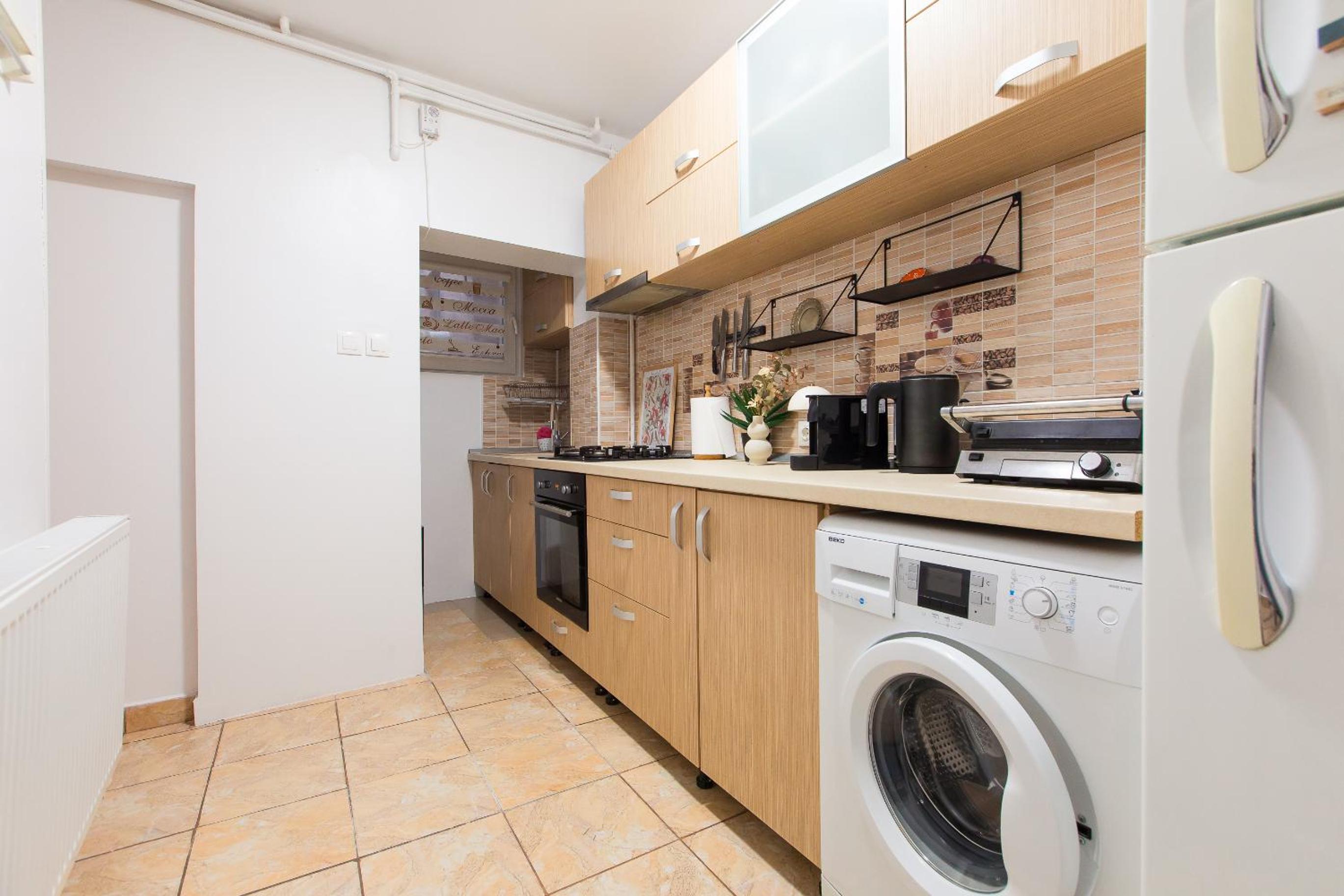 Central 2-Bedroom House with Shared Courtyard