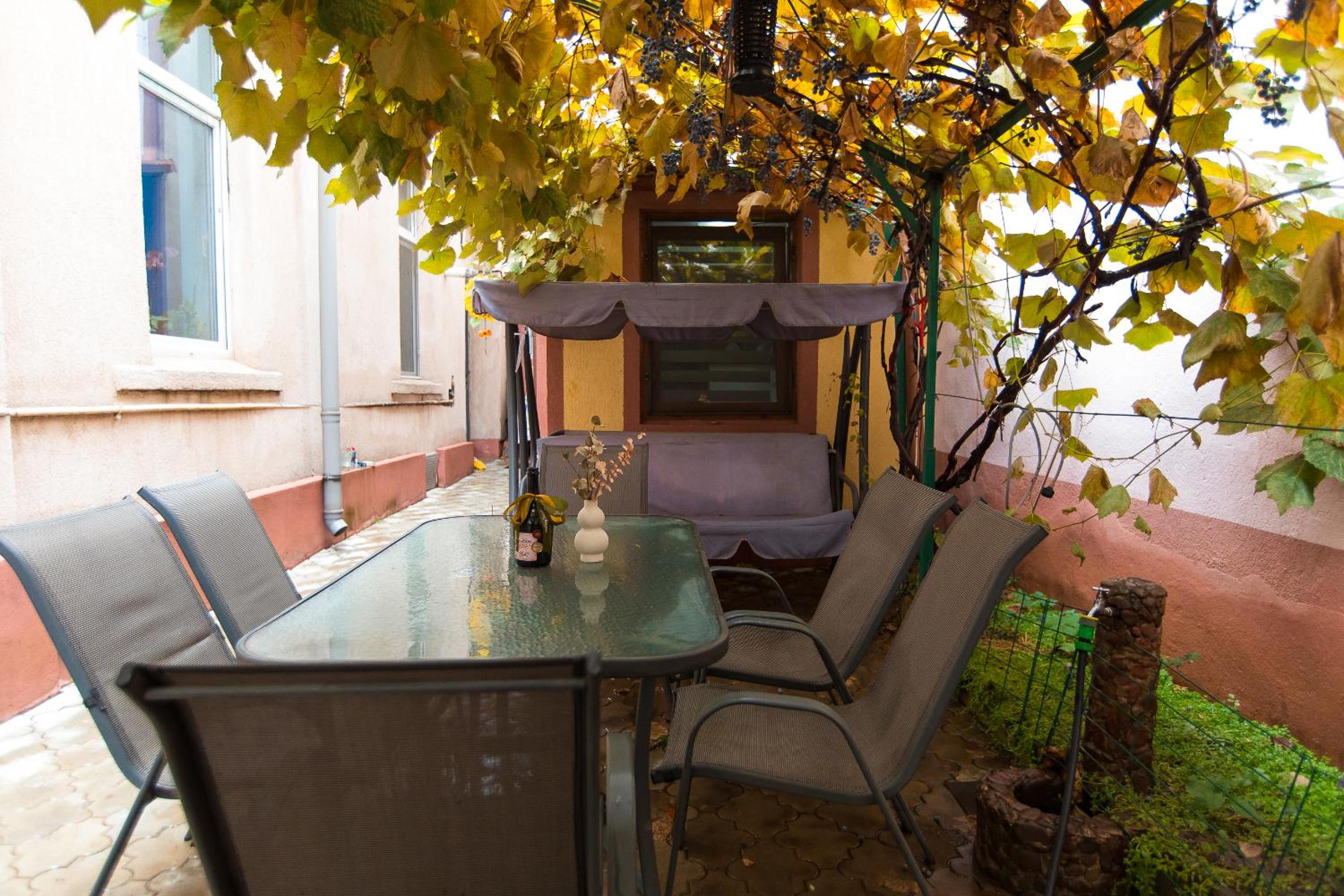 Central 2-Bedroom House with Shared Courtyard
