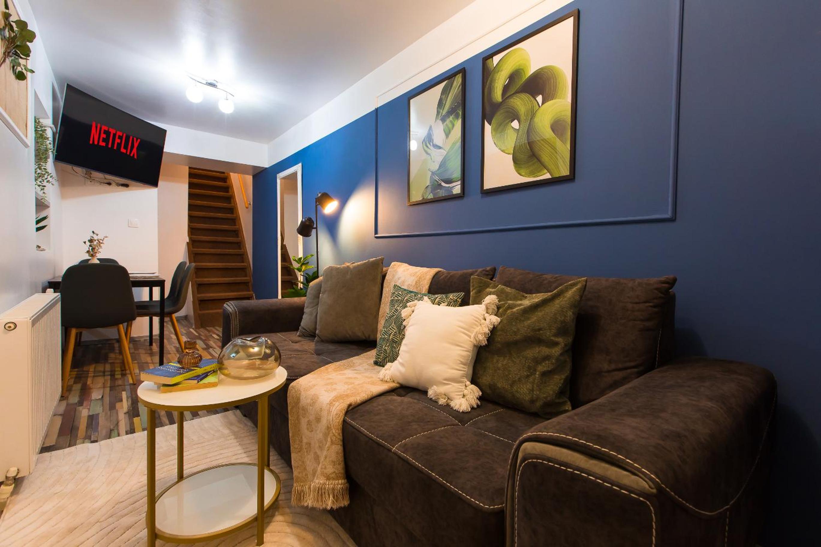 Central 2-Bedroom House with Shared Courtyard