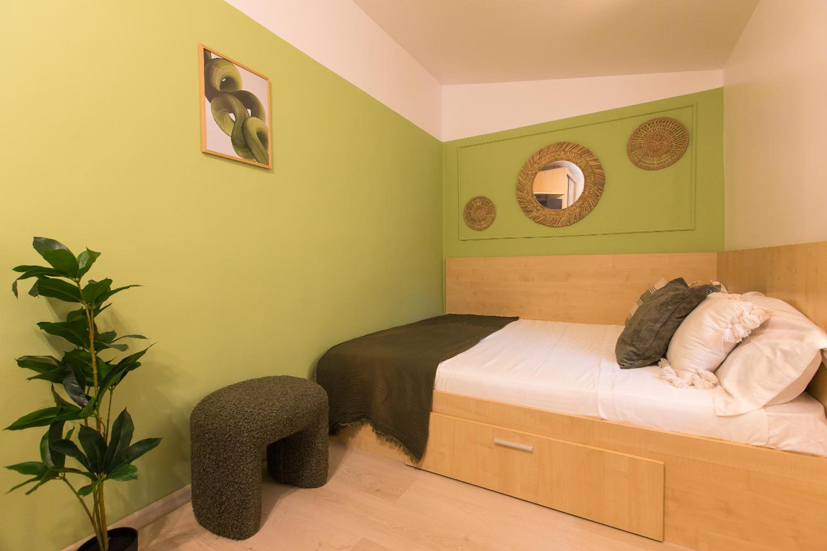 Central 2-Bedroom House with Shared Courtyard