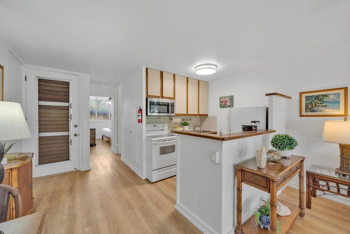 Hale Kai 110 · HKI 110 1BD Condo w Oceanviews and Oceanfront Poo