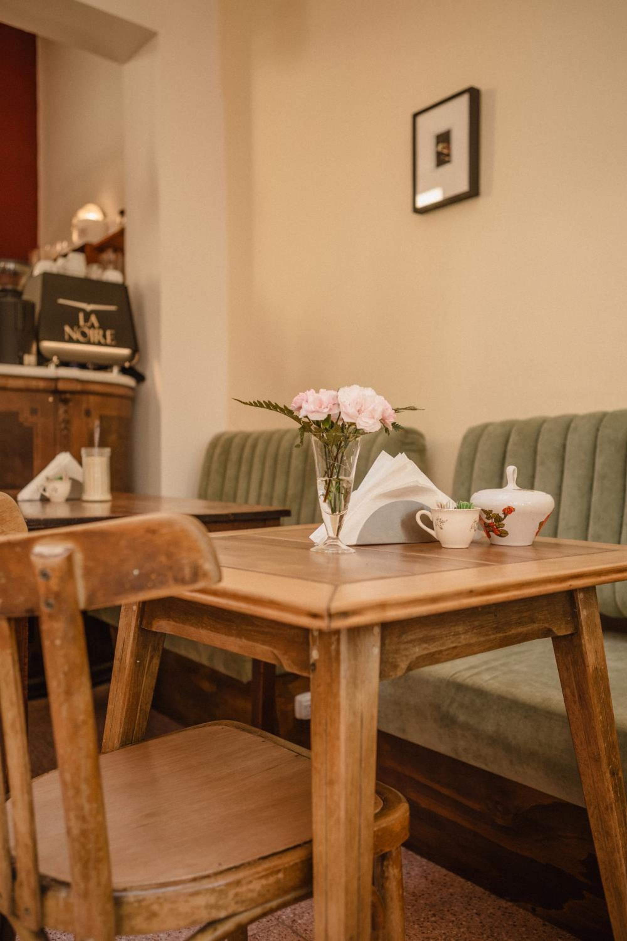 La Noire Petit hotel