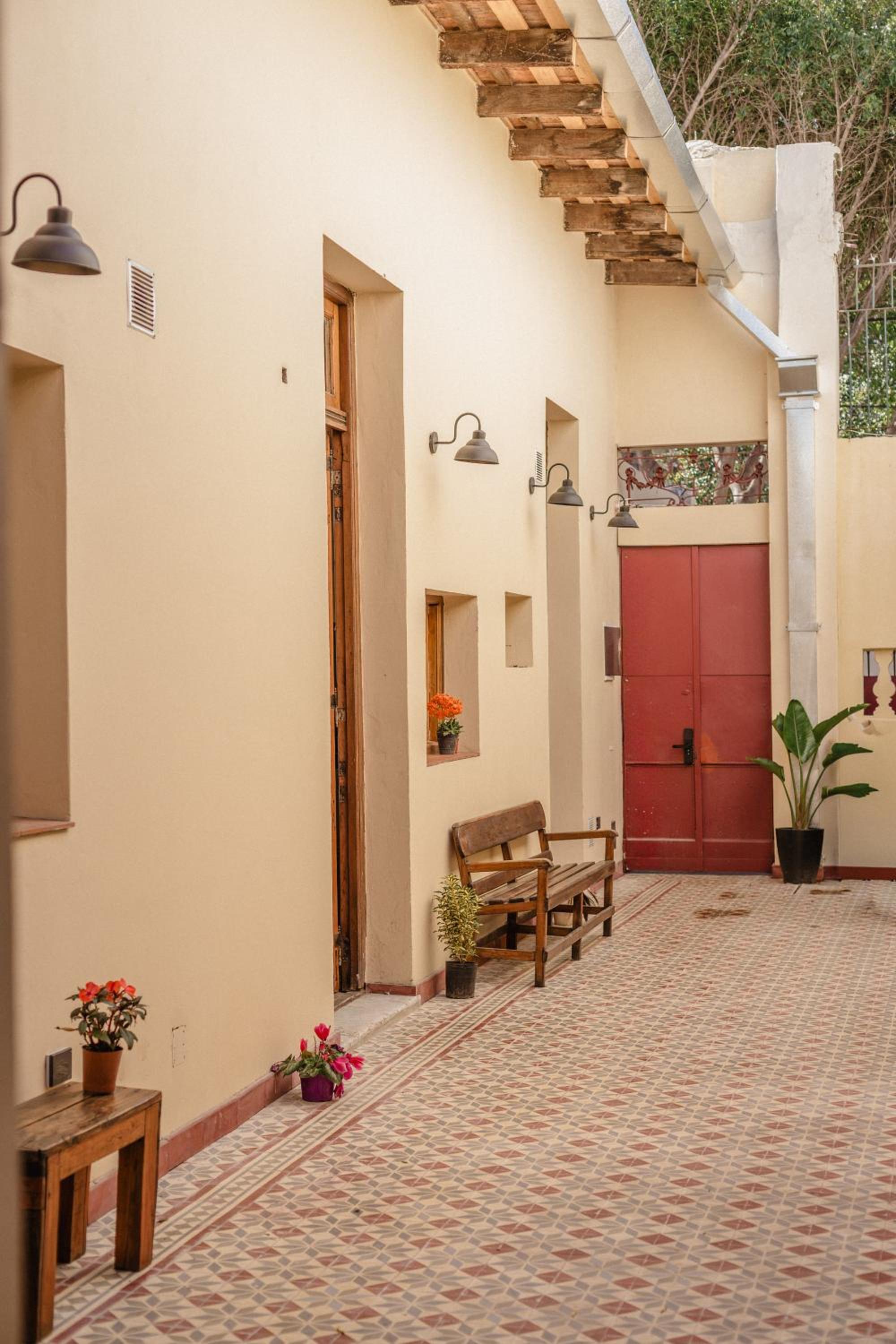 La Noire Petit hotel