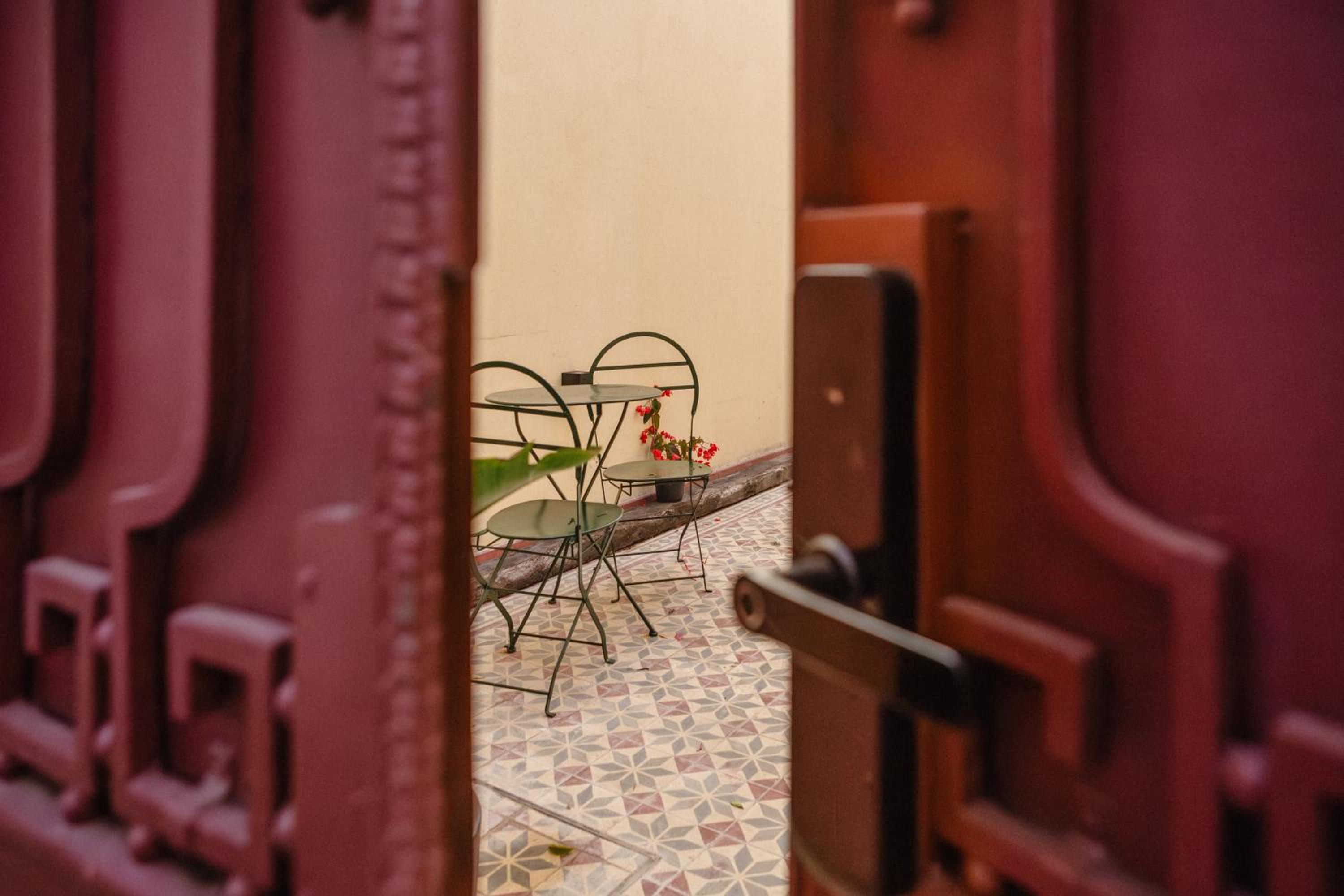 La Noire Petit hotel