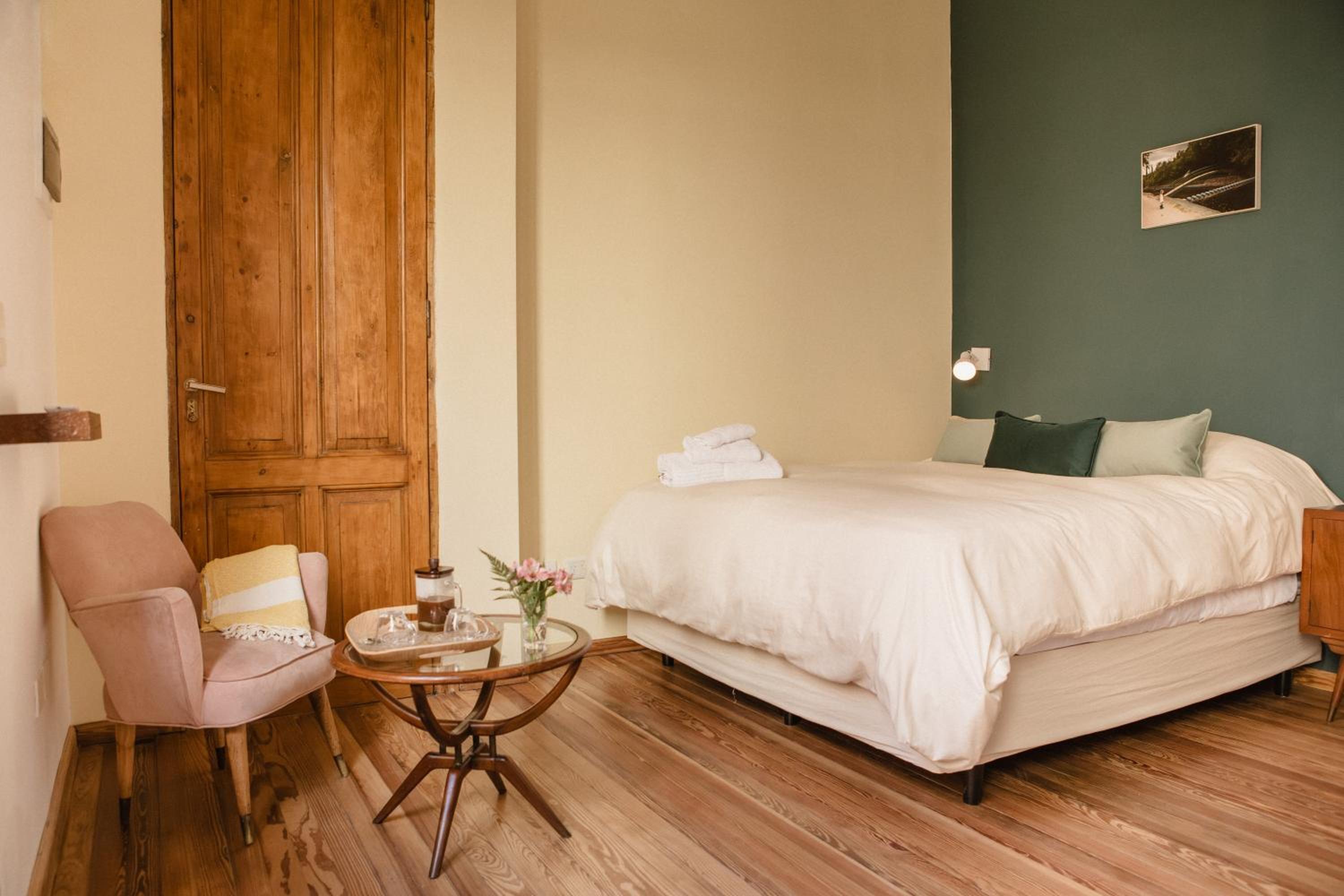 La Noire Petit hotel