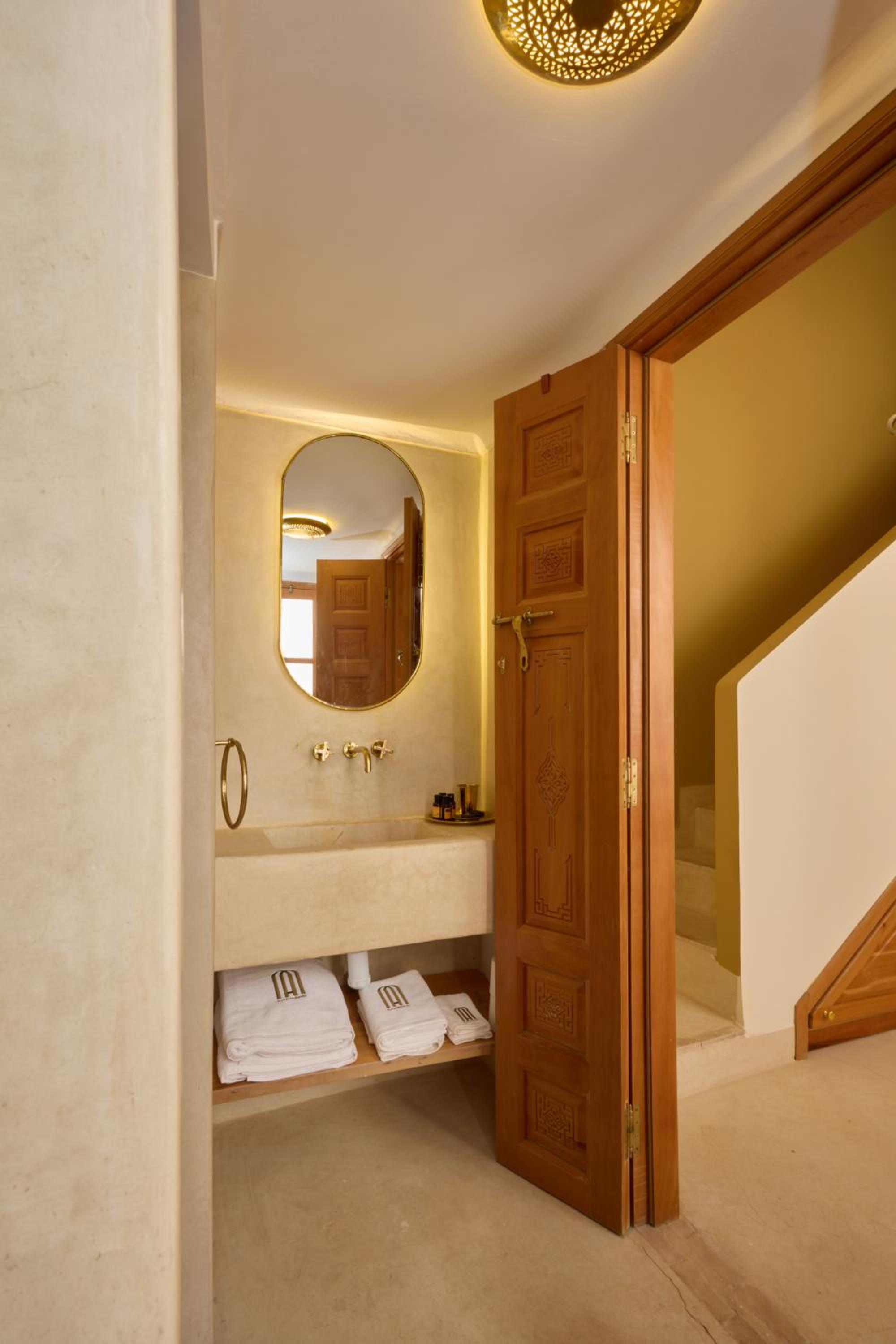 Riad Al Muhandiz Peaceful Duplex Suites near Jemaa El Fna