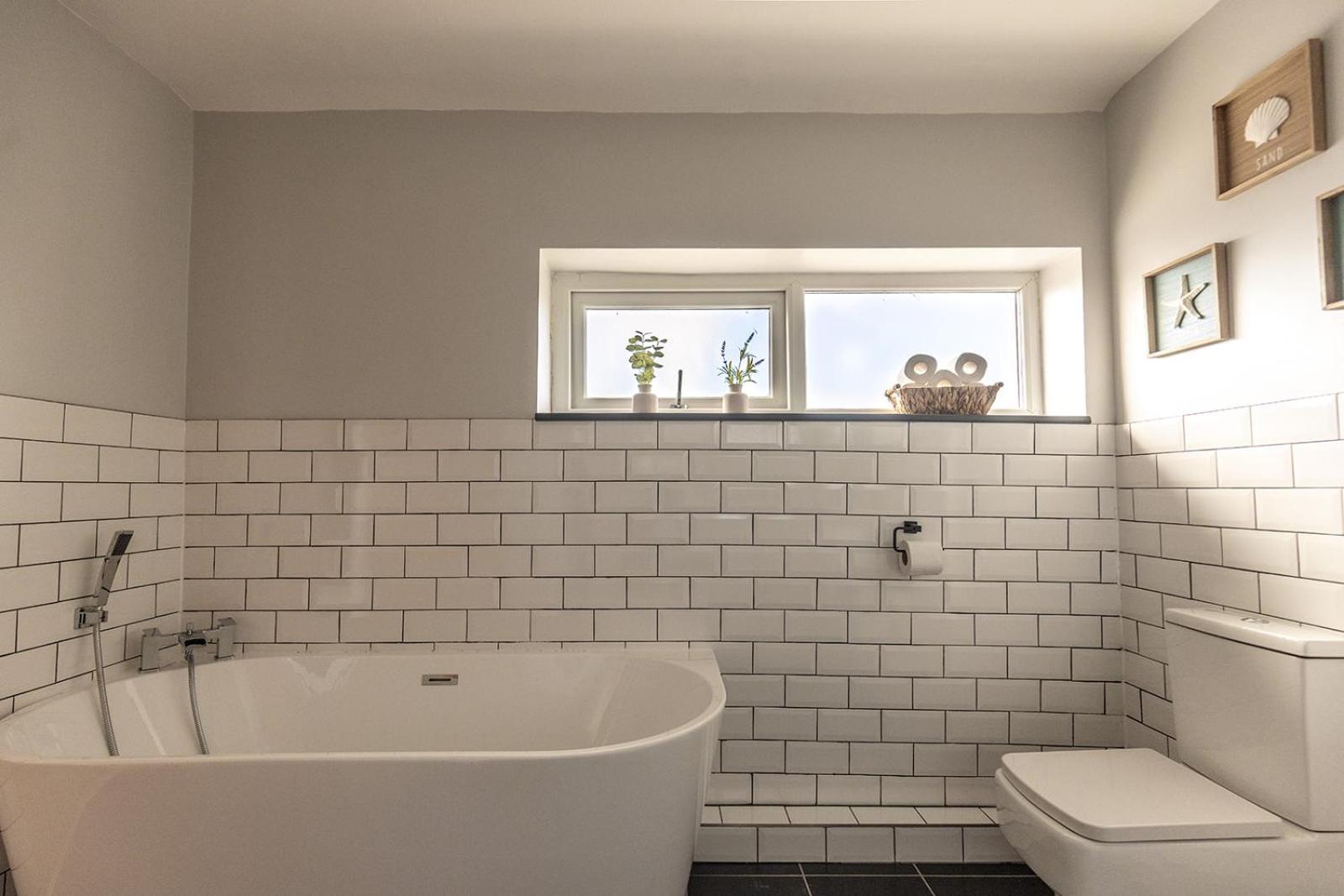 EASTCOTE FARM - Spacious 5-Bed Home with Views, Garden & Playroom