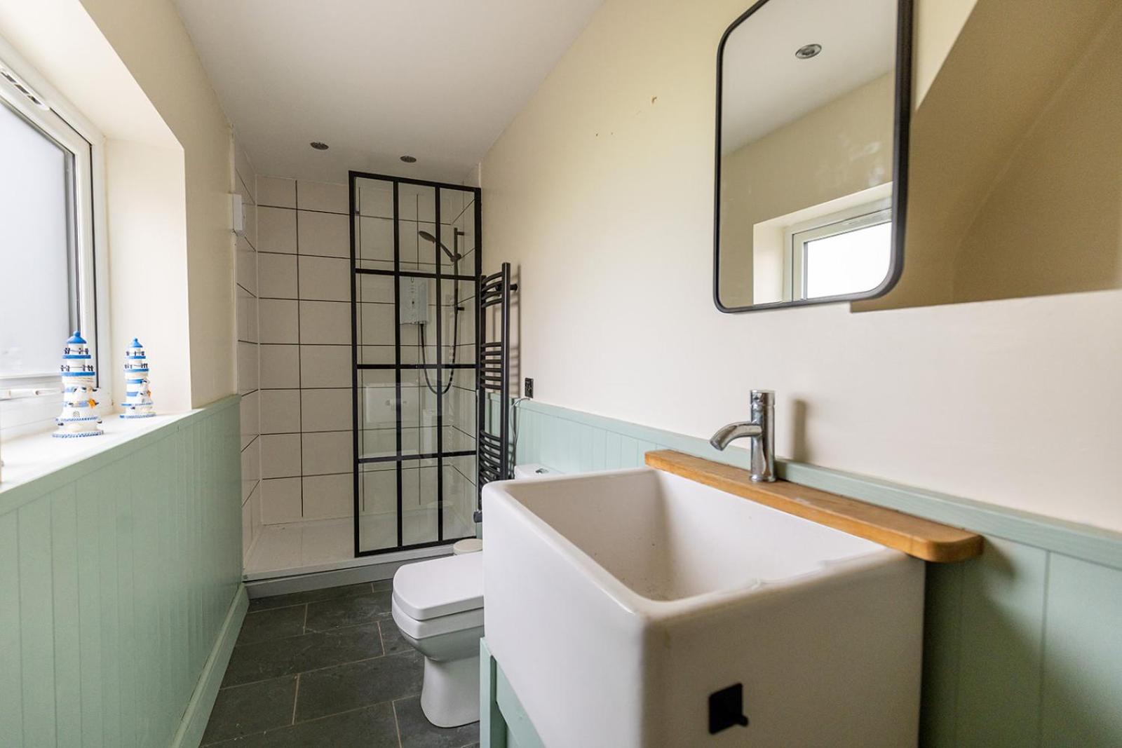 EASTCOTE FARM - Spacious 5-Bed Home with Views, Garden & Playroom