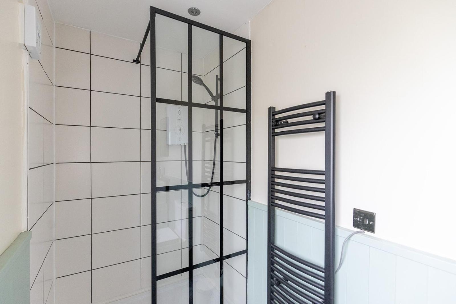 EASTCOTE FARM - Spacious 5-Bed Home with Views, Garden & Playroom