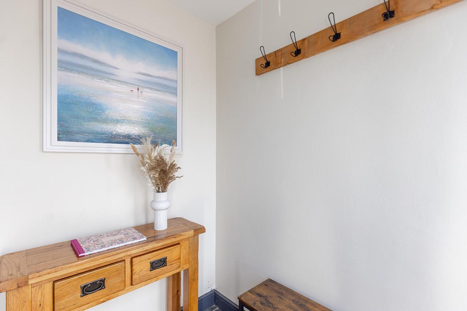 EASTCOTE FARM - Spacious 5-Bed Home with Views, Garden & Playroom