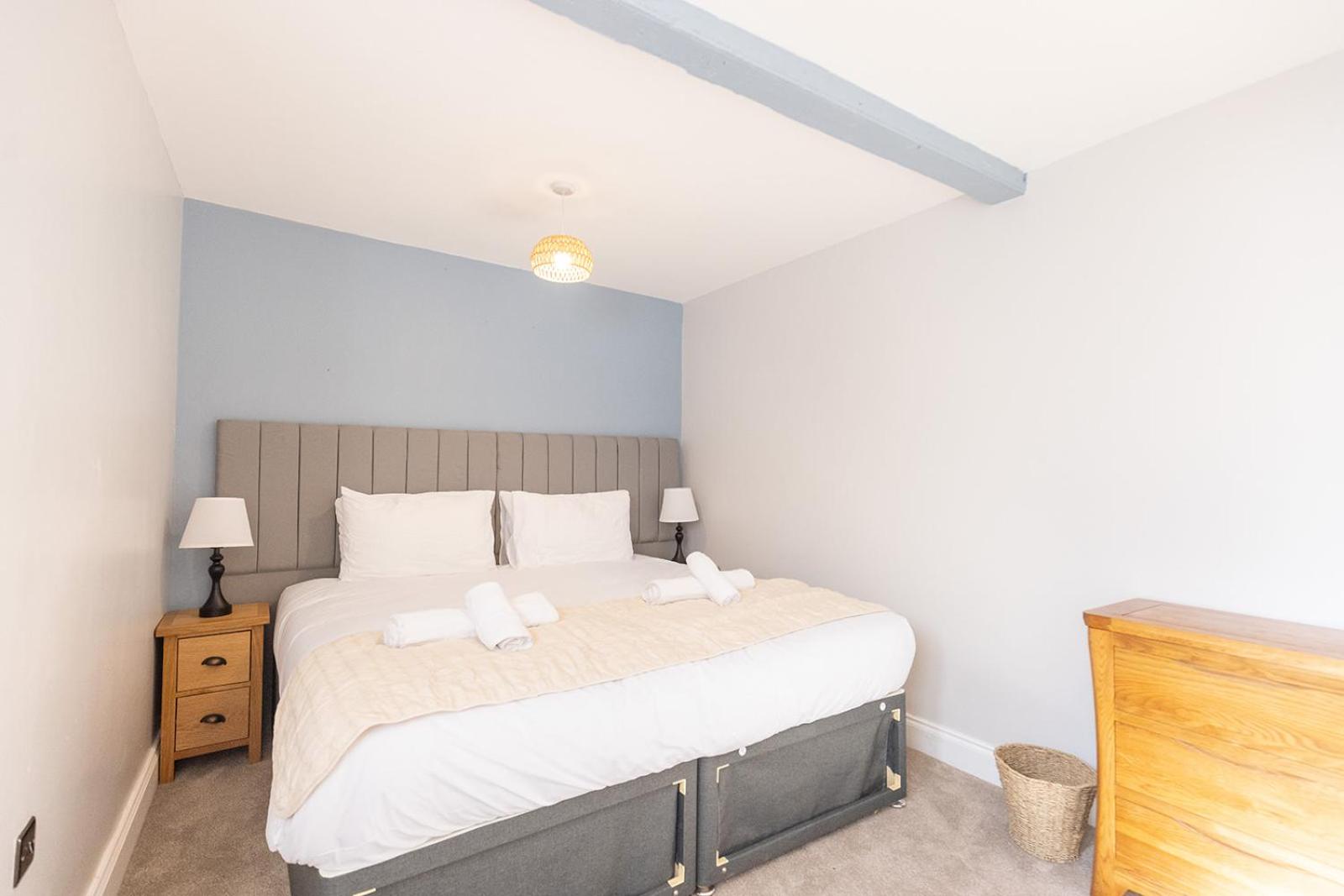 EASTCOTE FARM - Spacious 5-Bed Home with Views, Garden & Playroom