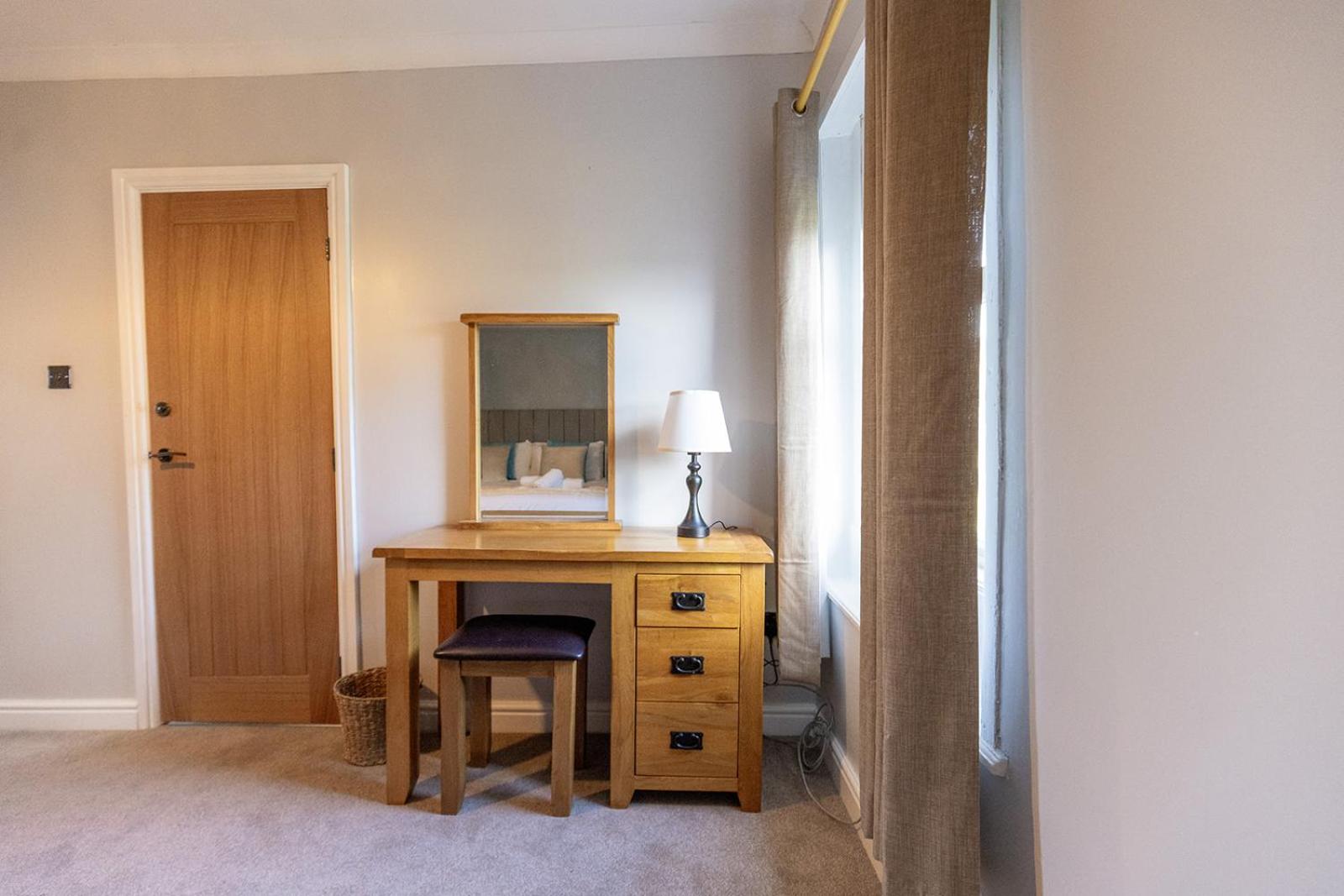EASTCOTE FARM - Spacious 5-Bed Home with Views, Garden & Playroom