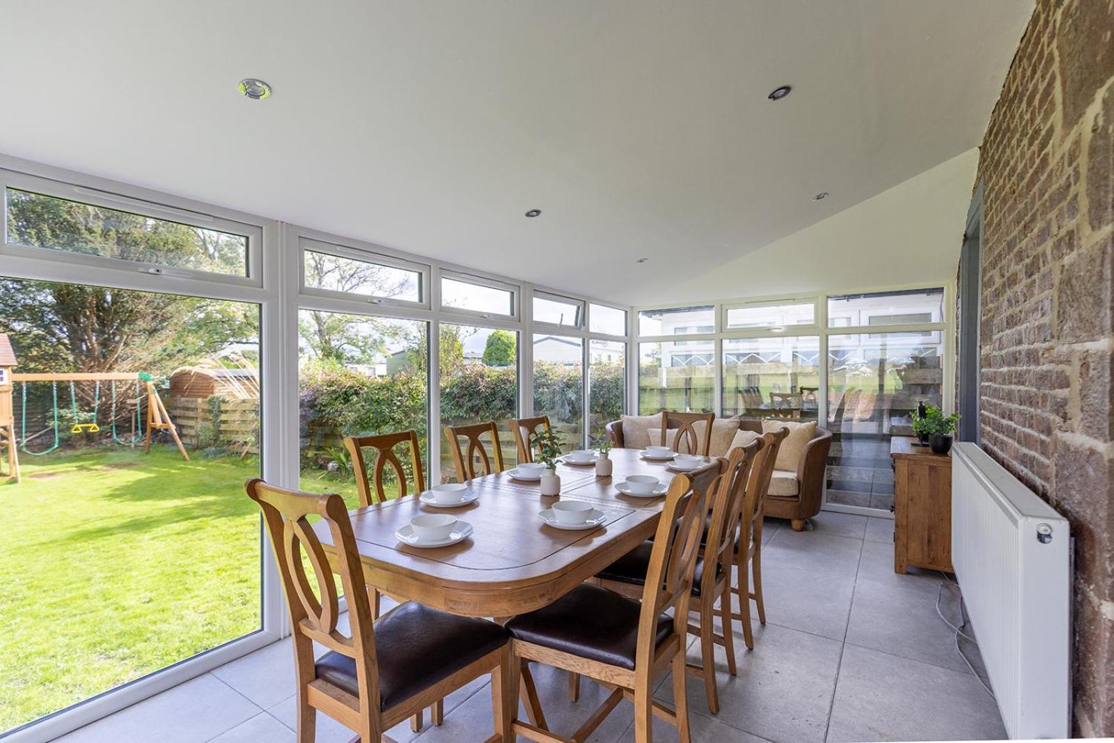 EASTCOTE FARM - Spacious 5-Bed Home with Views, Garden & Playroom