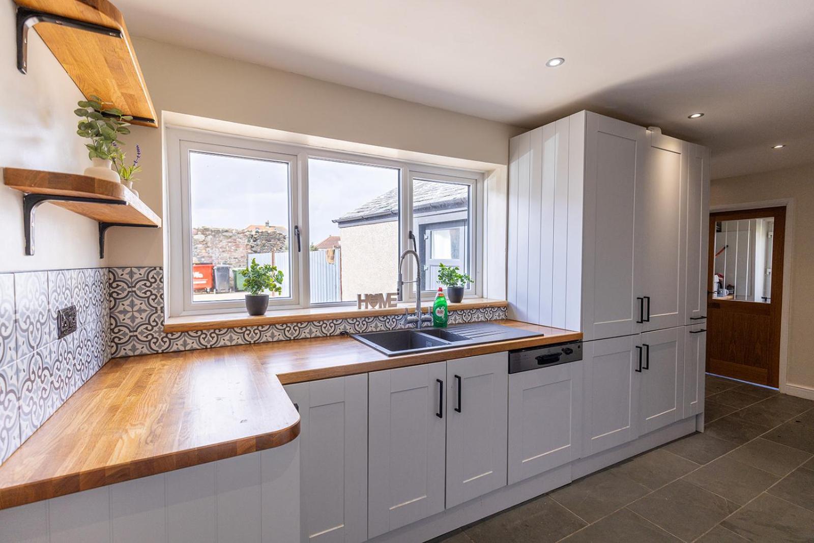 EASTCOTE FARM - Spacious 5-Bed Home with Views, Garden & Playroom