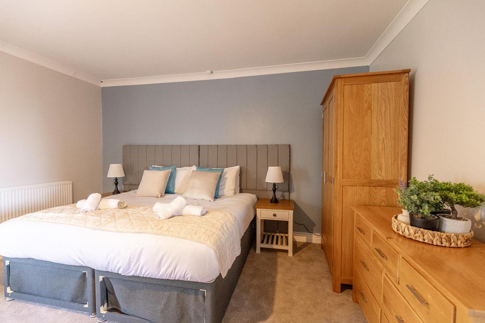 EASTCOTE FARM - Spacious 5-Bed Home with Views, Garden & Playroom