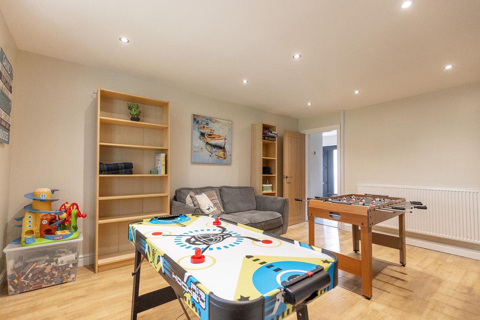 EASTCOTE FARM - Spacious 5-Bed Home with Views, Garden & Playroom