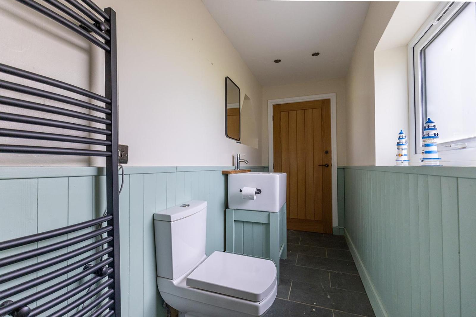 EASTCOTE FARM - Spacious 5-Bed Home with Views, Garden & Playroom