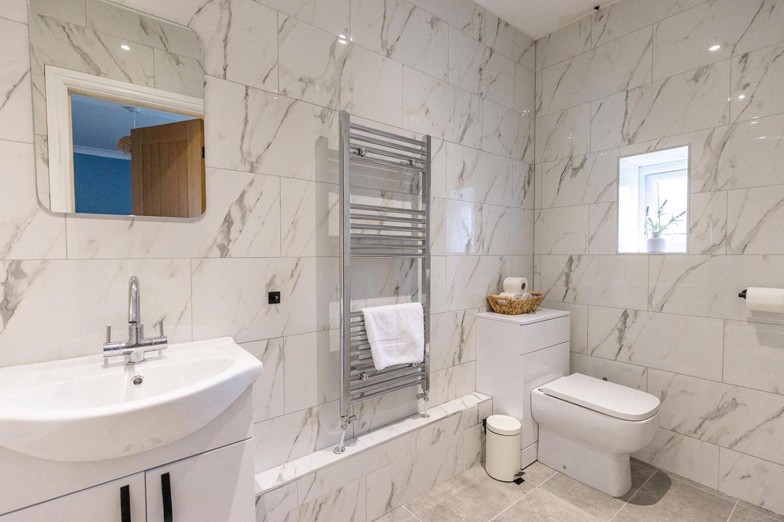 EASTCOTE FARM - Spacious 5-Bed Home with Views, Garden & Playroom