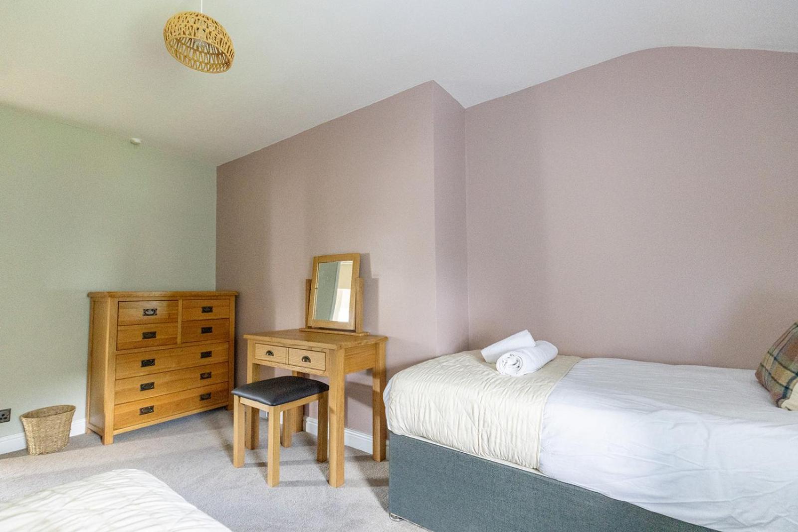 EASTCOTE FARM - Spacious 5-Bed Home with Views, Garden & Playroom
