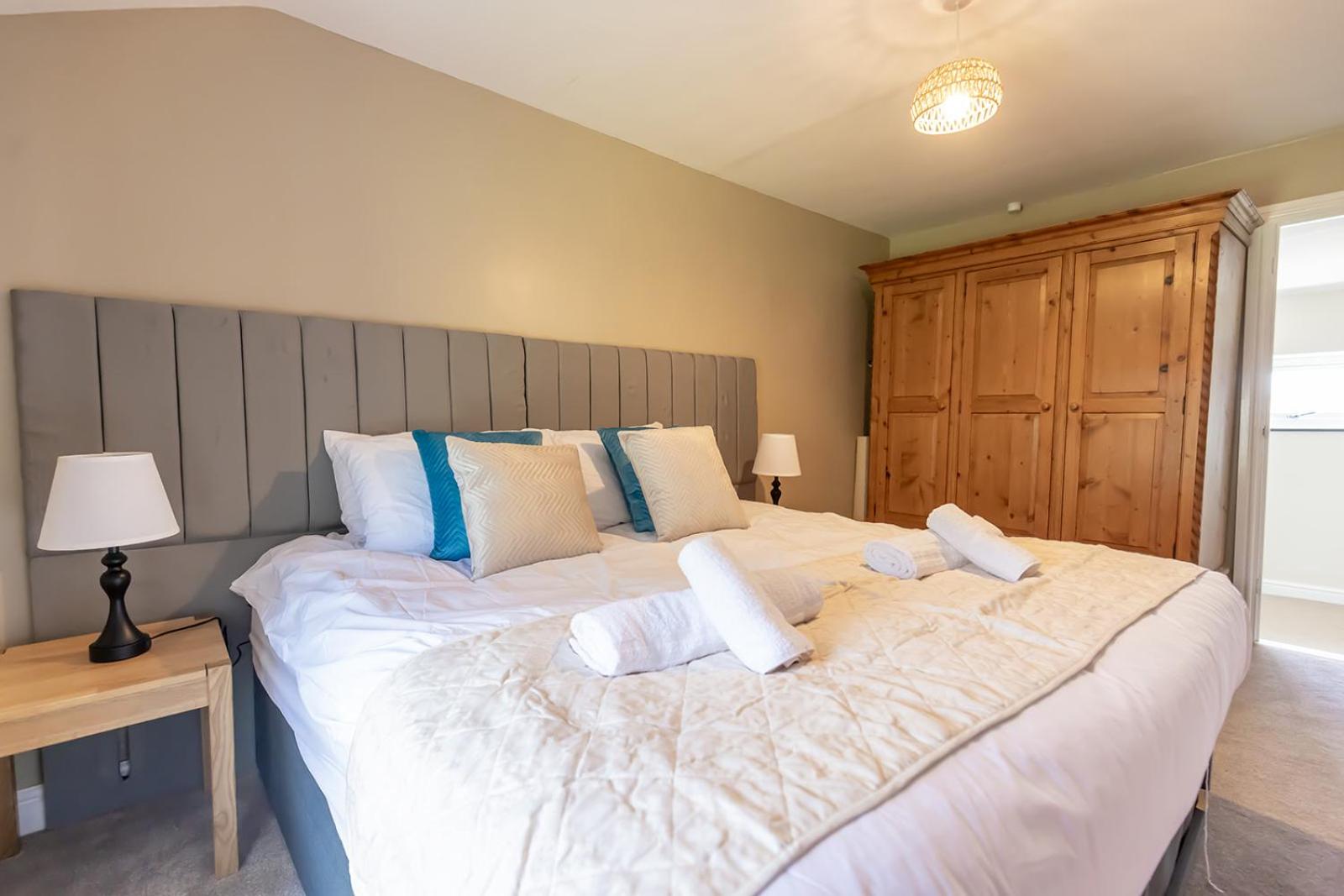 EASTCOTE FARM - Spacious 5-Bed Home with Views, Garden & Playroom
