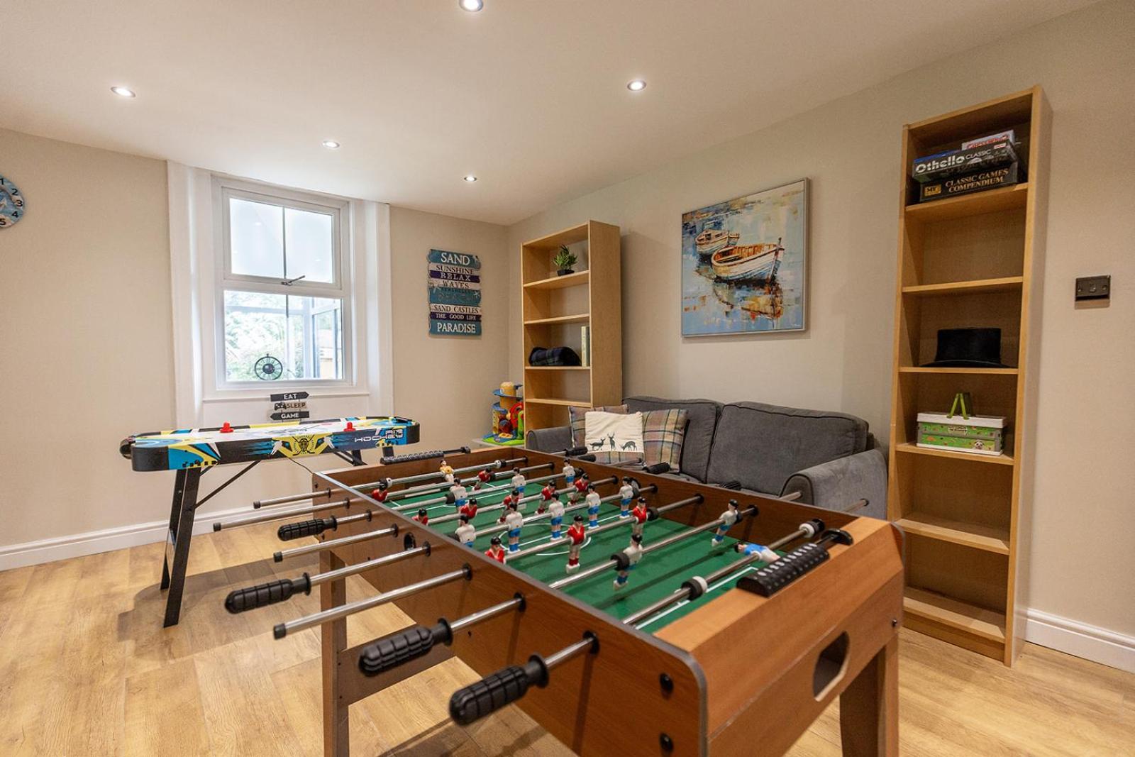 EASTCOTE FARM - Spacious 5-Bed Home with Views, Garden & Playroom