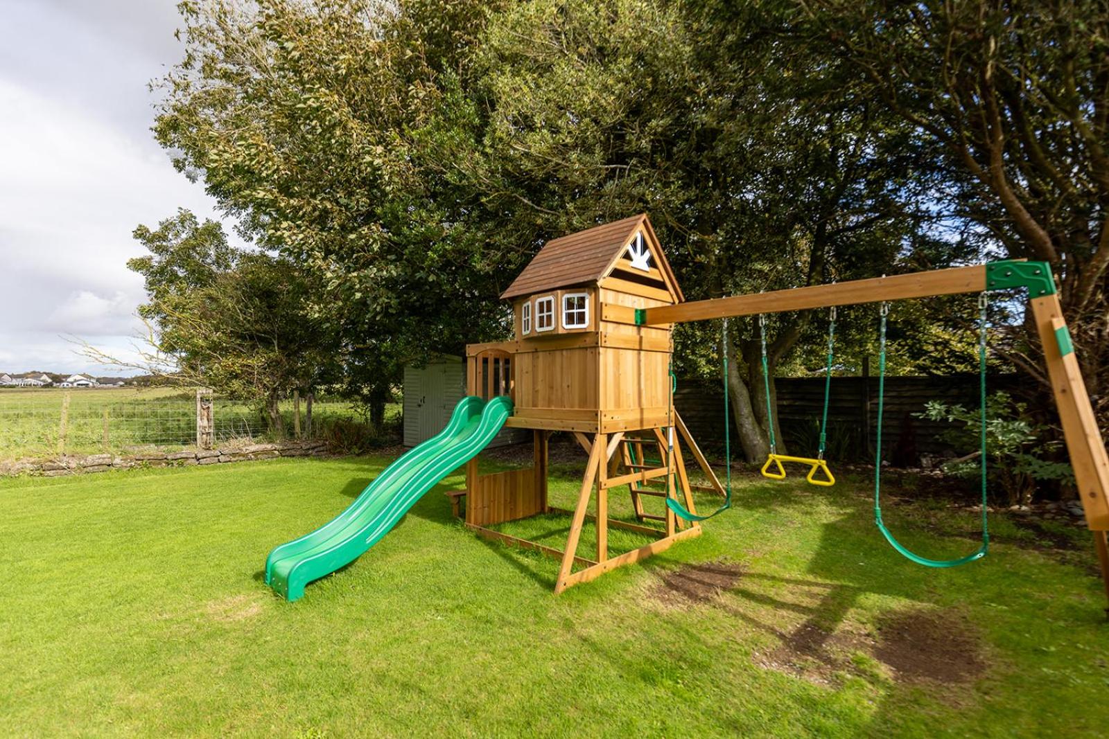 EASTCOTE FARM - Spacious 5-Bed Home with Views, Garden & Playroom