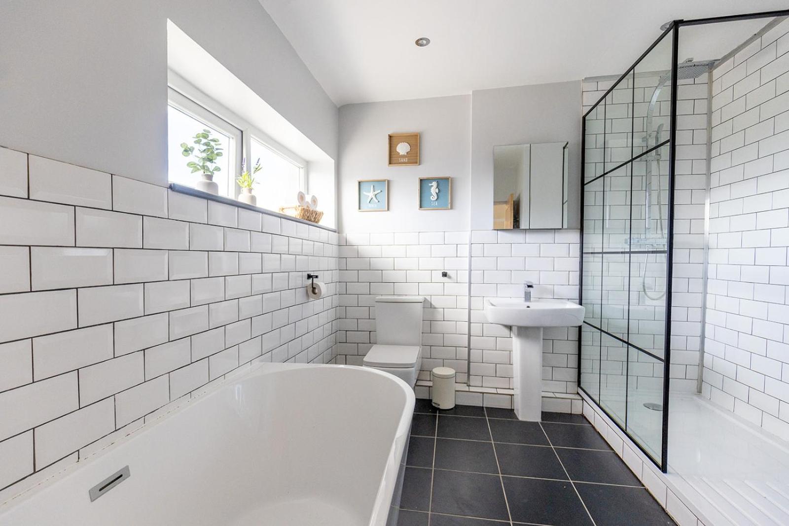 EASTCOTE FARM - Spacious 5-Bed Home with Views, Garden & Playroom