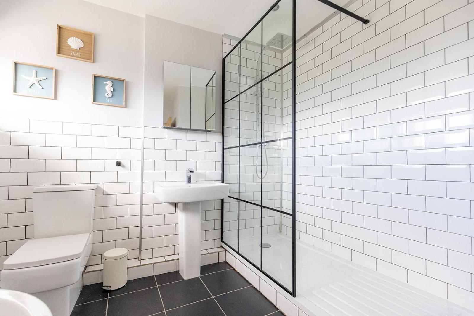EASTCOTE FARM - Spacious 5-Bed Home with Views, Garden & Playroom