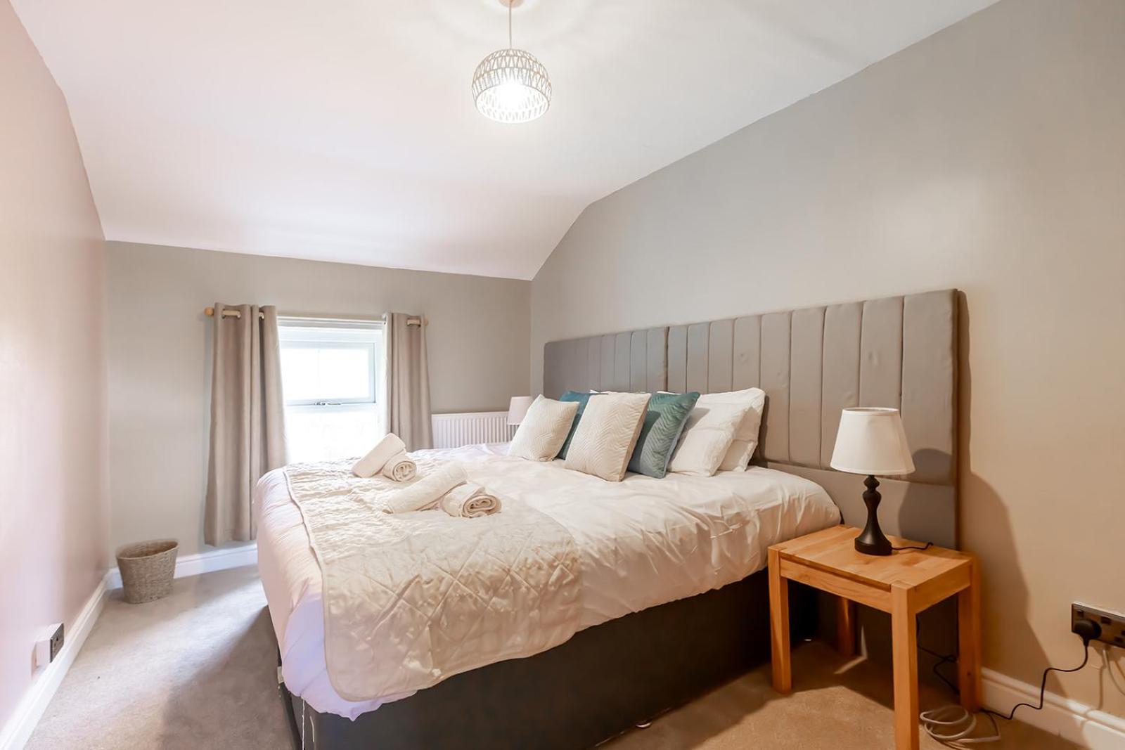 EASTCOTE FARM - Spacious 5-Bed Home with Views, Garden & Playroom