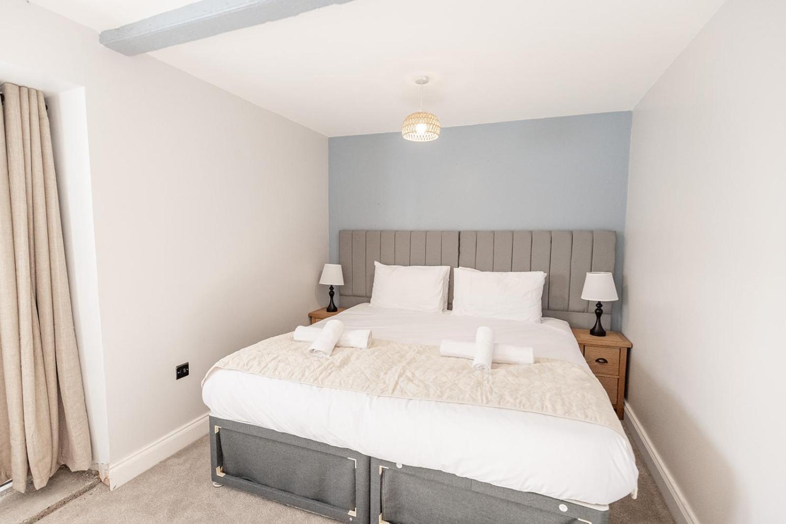 EASTCOTE FARM - Spacious 5-Bed Home with Views, Garden & Playroom