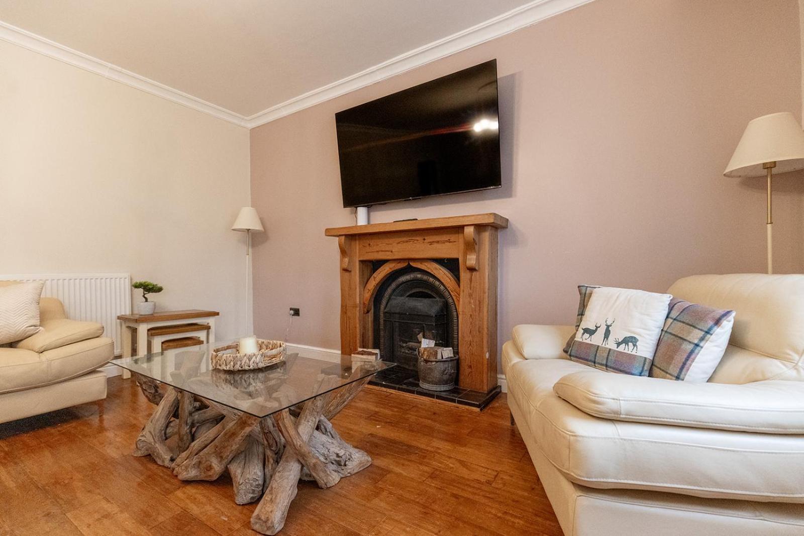 EASTCOTE FARM - Spacious 5-Bed Home with Views, Garden & Playroom