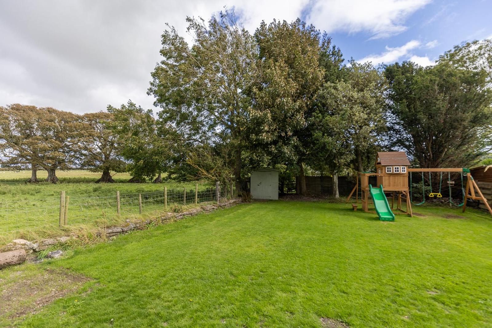 EASTCOTE FARM - Spacious 5-Bed Home with Views, Garden & Playroom