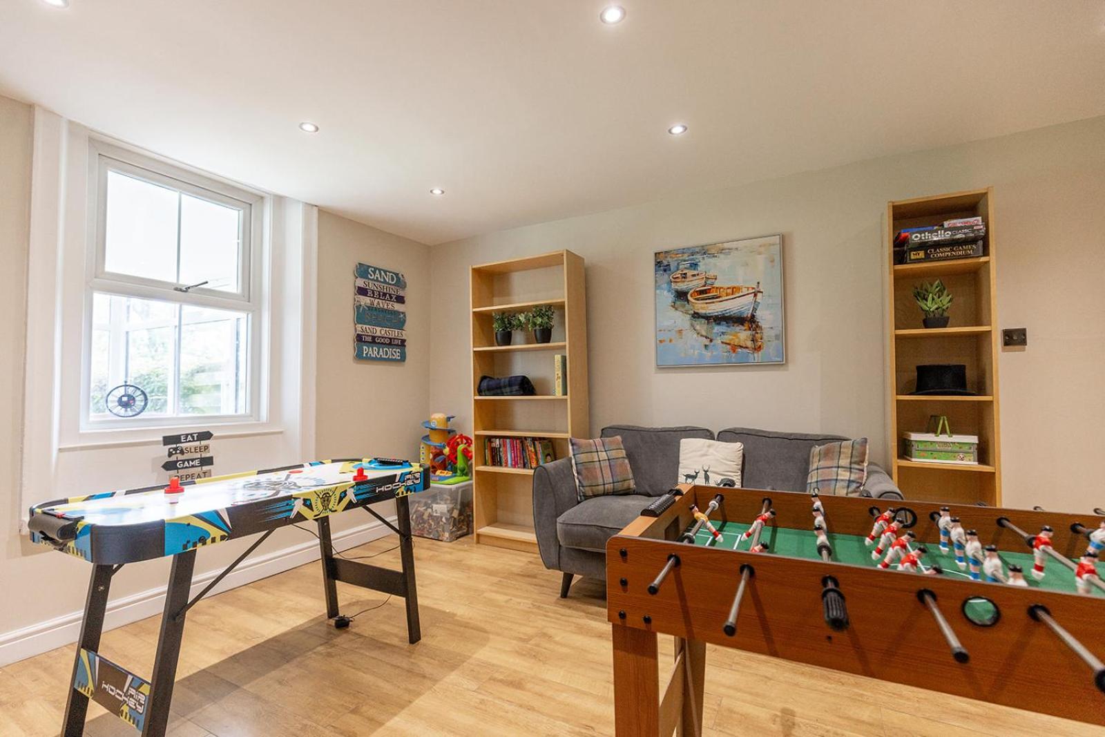 EASTCOTE FARM - Spacious 5-Bed Home with Views, Garden & Playroom
