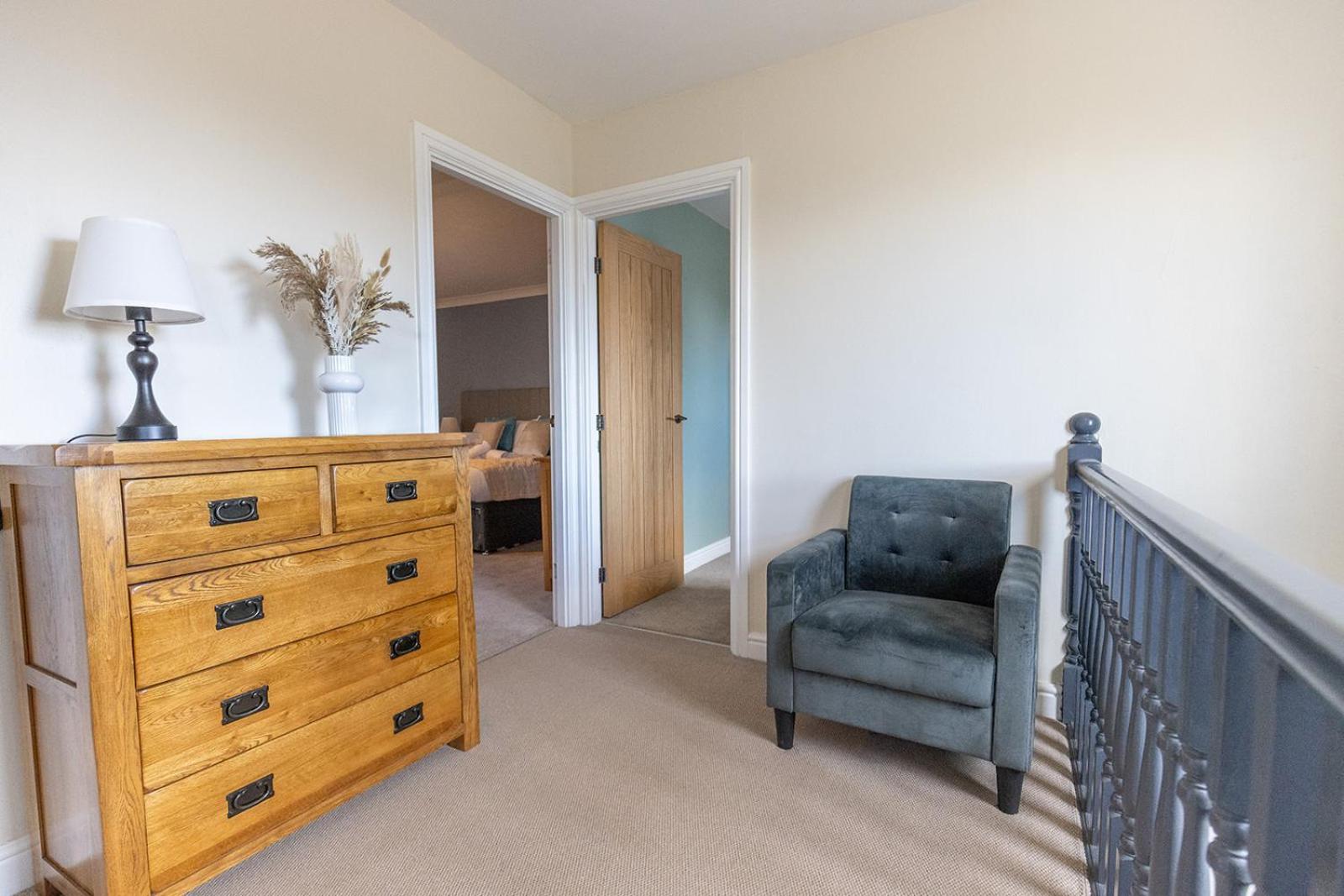 EASTCOTE FARM - Spacious 5-Bed Home with Views, Garden & Playroom