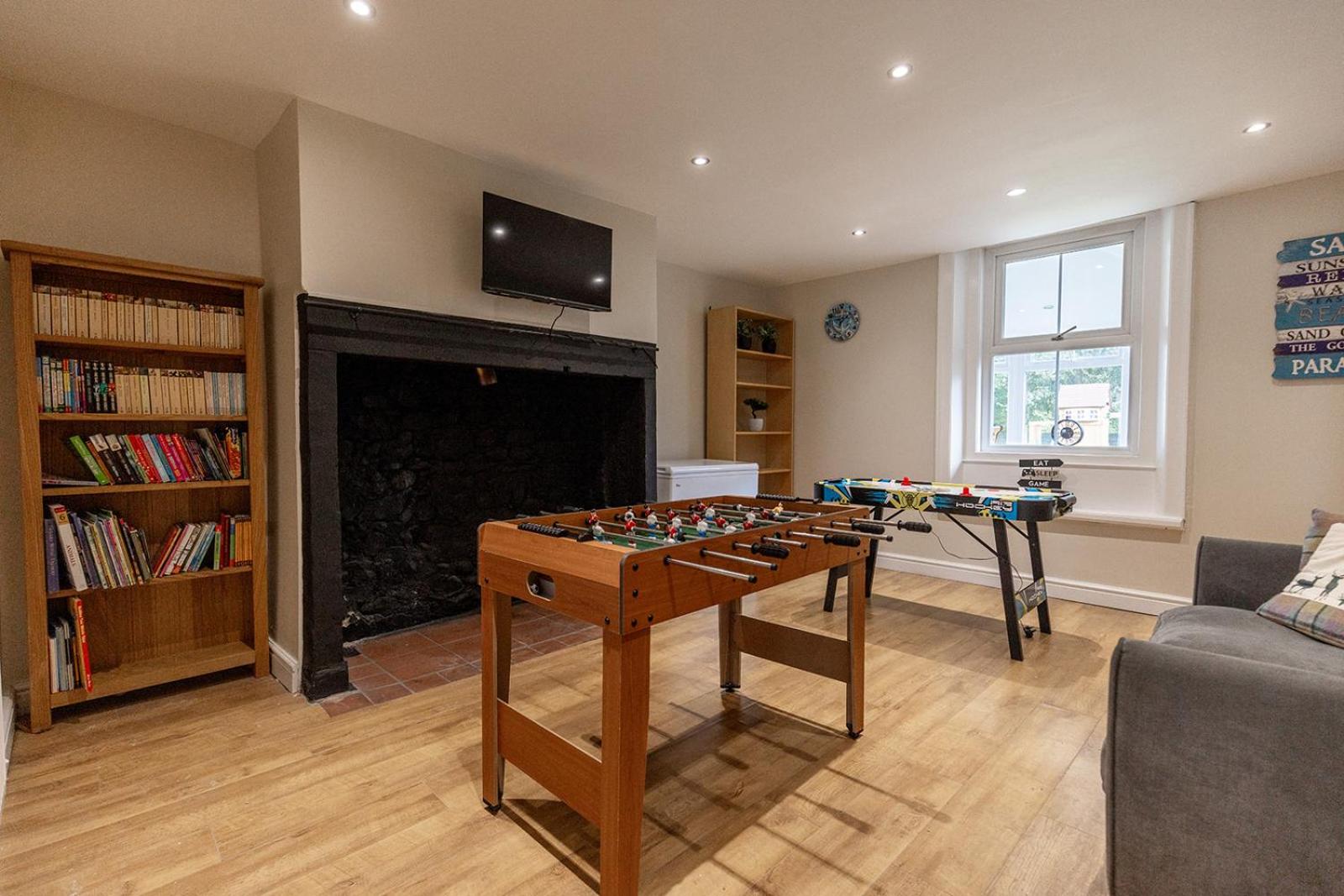EASTCOTE FARM - Spacious 5-Bed Home with Views, Garden & Playroom