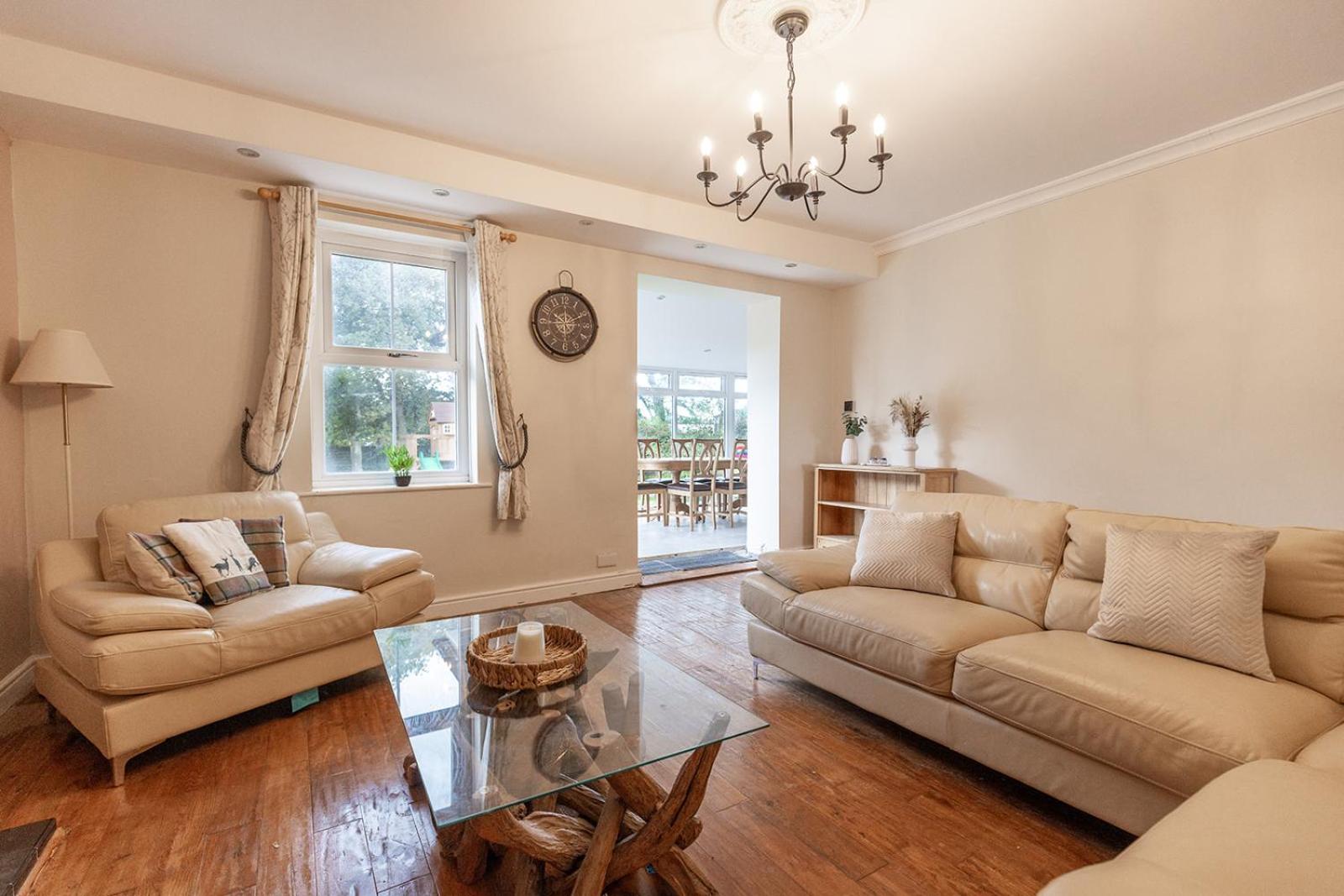 EASTCOTE FARM - Spacious 5-Bed Home with Views, Garden & Playroom