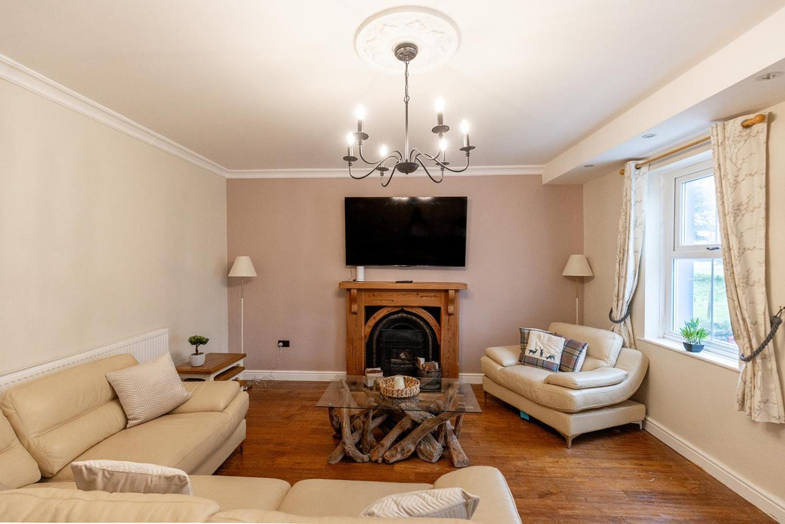 EASTCOTE FARM - Spacious 5-Bed Home with Views, Garden & Playroom