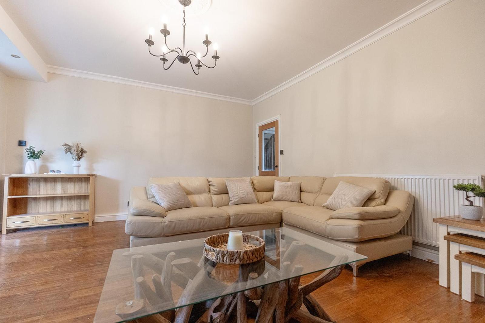 EASTCOTE FARM - Spacious 5-Bed Home with Views, Garden & Playroom