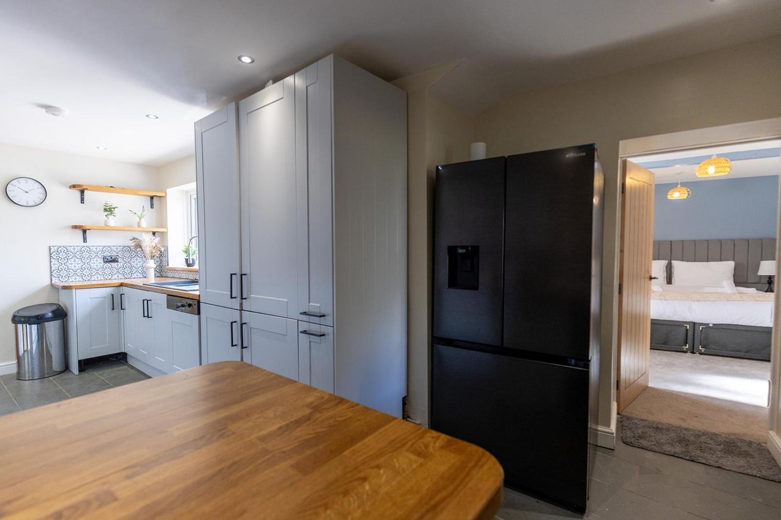 EASTCOTE FARM - Spacious 5-Bed Home with Views, Garden & Playroom