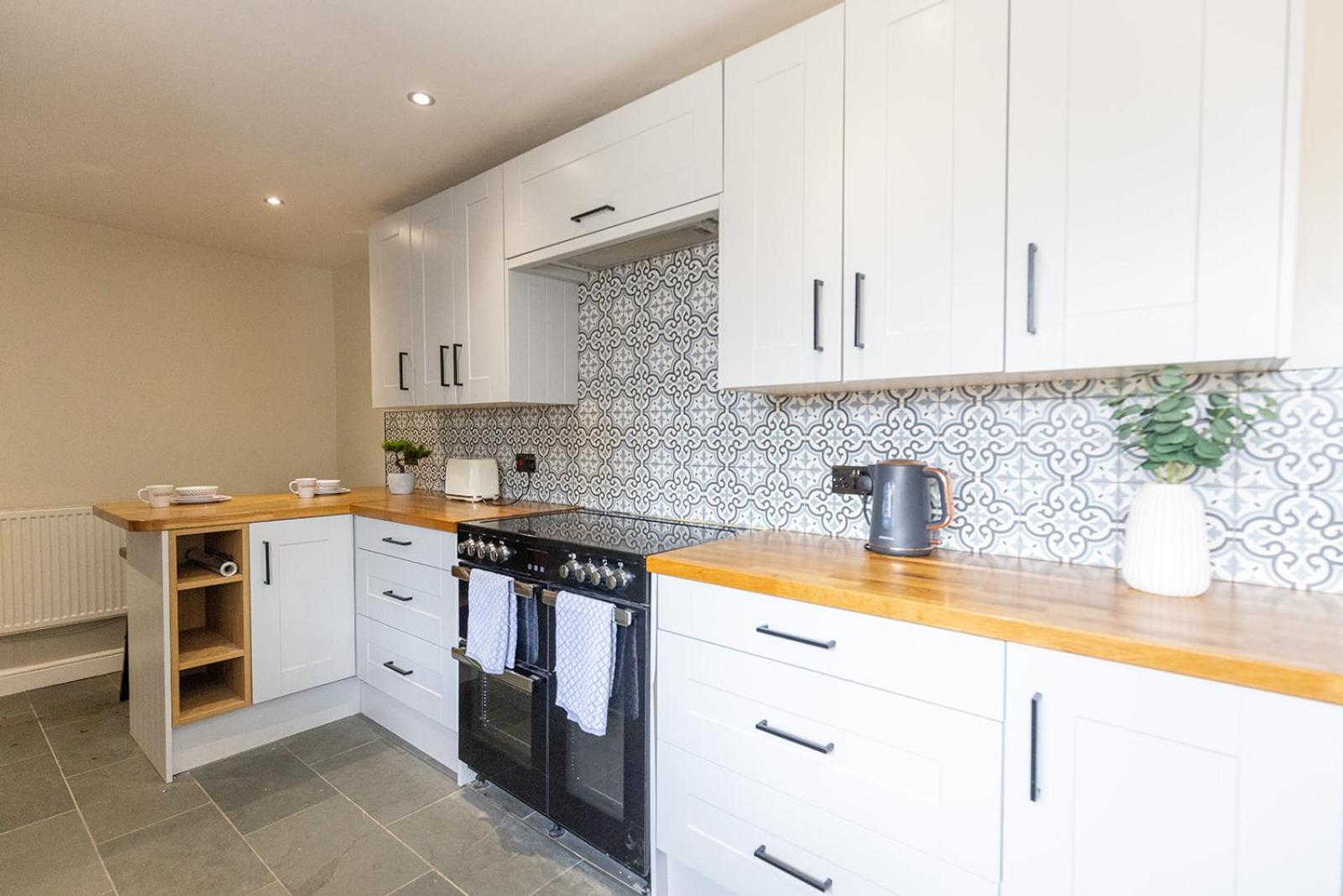 EASTCOTE FARM - Spacious 5-Bed Home with Views, Garden & Playroom