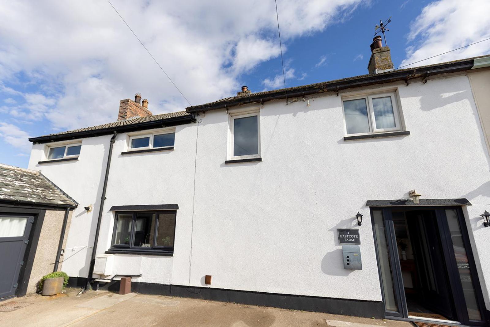 EASTCOTE FARM - Spacious 5-Bed Home with Views, Garden & Playroom