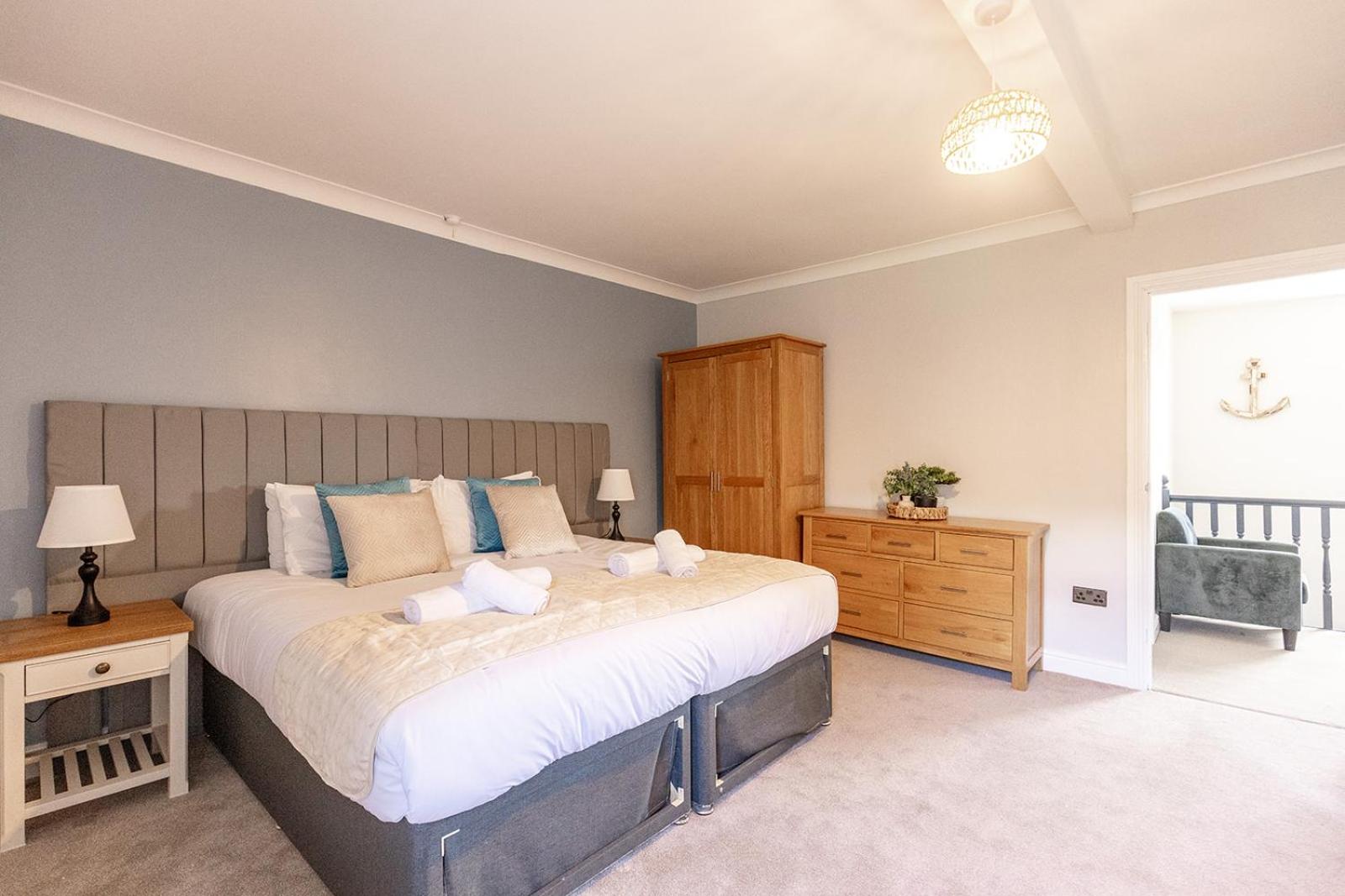 EASTCOTE FARM - Spacious 5-Bed Home with Views, Garden & Playroom
