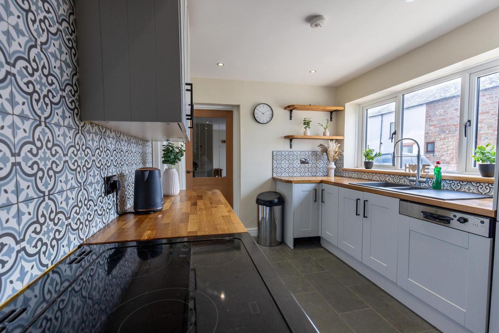 EASTCOTE FARM - Spacious 5-Bed Home with Views, Garden & Playroom