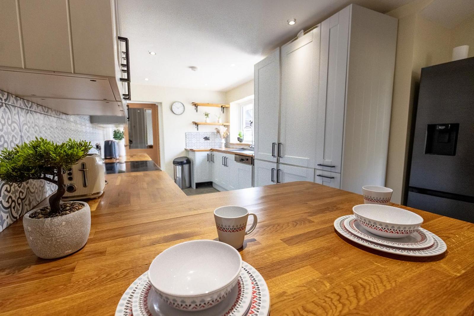 EASTCOTE FARM - Spacious 5-Bed Home with Views, Garden & Playroom