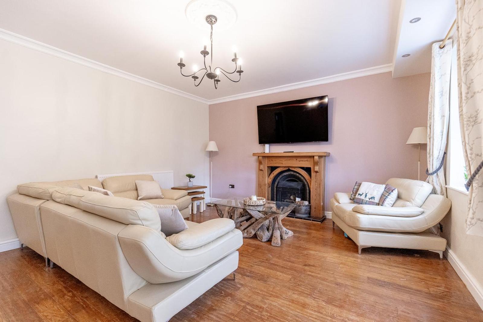 EASTCOTE FARM - Spacious 5-Bed Home with Views, Garden & Playroom